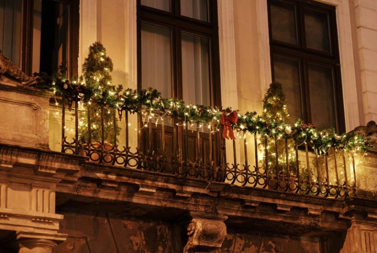 balcone a Natale luci
