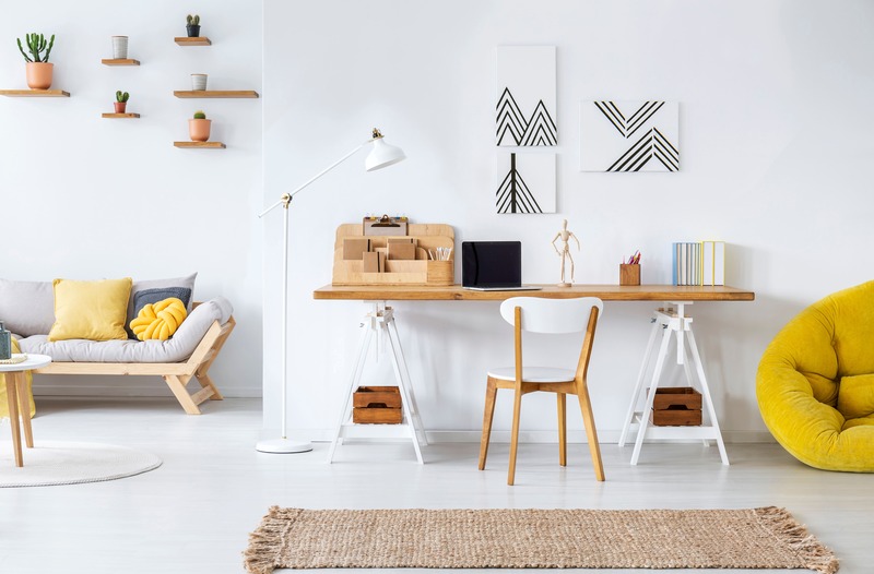 angolo studio di design con lampada in ambiente moderno chiaro