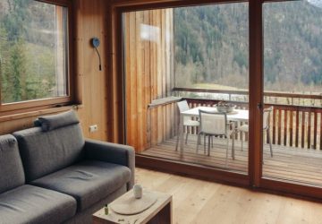 Rendi la tua casa un rifugio accogliente Trasformare la: Interno in legno di una baita con vista sulle montagne a Corvara…