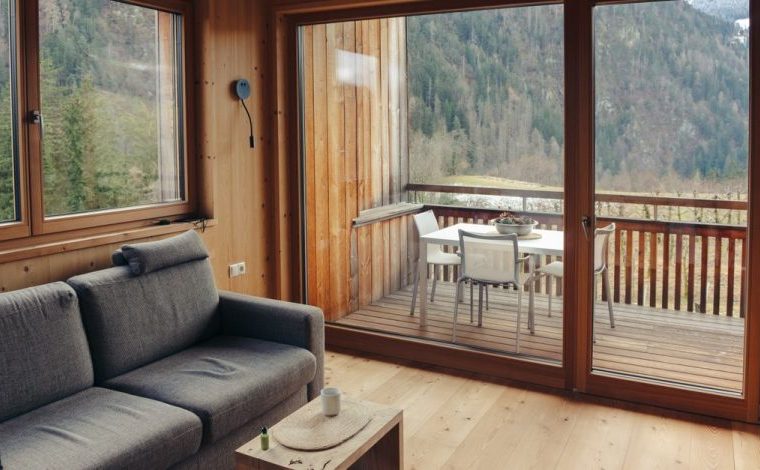 Rendi la tua casa un rifugio accogliente Trasformare la: Interno in legno di una baita con vista sulle montagne a Corvara…