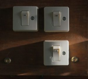 Quando scegliere un interruttore bipolare nell’impianto di casa: Vista ravvicinata di interruttori della luce vintage…