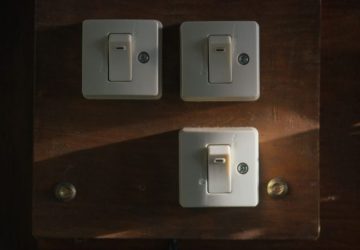 Quando scegliere un interruttore bipolare nell’impianto di casa: Vista ravvicinata di interruttori della luce vintage…
