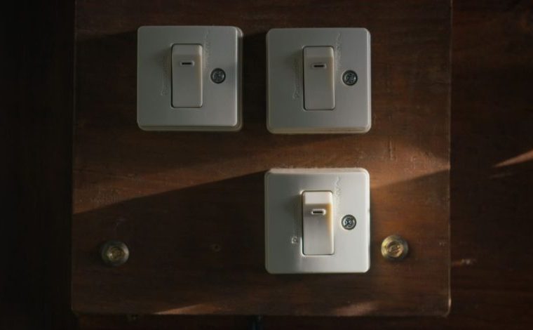Quando scegliere un interruttore bipolare nell’impianto di casa: Vista ravvicinata di interruttori della luce vintage…
