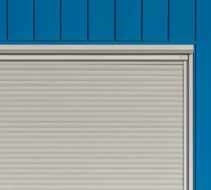 Tapparelle pulite senza smontarle con un lavaggio semplice: Un muro blu moderno con un saracinesca bianca chiusa, perfetto…